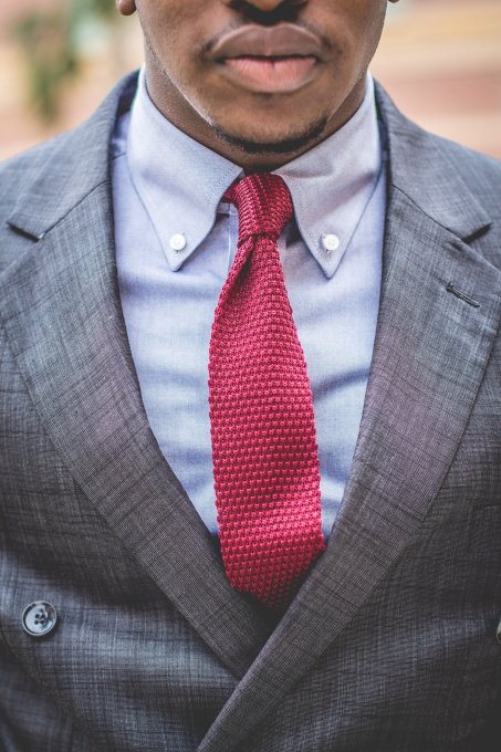 Krawat do szarego garnituru